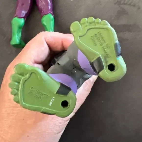 2 HASBRO INCREDIBLE HULK ACTION FIGURES 2015 AND 2019 - Picture 3 of 4